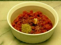 Рецепт - Соус Сальса - Шаг 3 -  Смешать чеснок, тмин, перец и соль с помидорами.