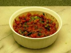 Рецепт - Соус Сальса - Шаг 5 -  Выжать сок из половинки лимона. Добавить остальные ингредиенты и хорошенько перемешать.