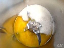 Рецепт - Армянский торт Микадо - Шаг 1 - Я буду пользоваться кухонным комбайном, с его помощью очень удобно взбивать различные смеси. Вы же можете взять миксер или блендер. Разбиваем яйца, отделив желтки от белков. Желтки нам нужны для крема, трех штук будет достаточно. Если хотите больше крема, берите 4-5 желтков и соответственно увеличивайте дозу остальных ингредиентов. Взбиваем желтки со стаканом сахара.