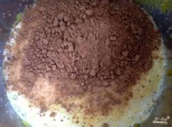 Рецепт - Армянский торт Микадо - Шаг 2 -  Во взбитые желтки с сахаром доливаем 400 мл молока и взбиваем. Затем насыпаем 4 ст. ложки какао. Еще раз все взбиваем до однородной массы. Переливаем эту смесь в кастрюлю, нагреваем, помешивая, до 90 градусов. Затем охлаждаем.