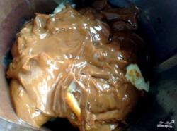 Рецепт - Армянский торт Микадо - Шаг 3 -  Открываем пару банок вареной сгущенки. Если вы ее не нашли в магазине, сварите ее сами. Для этого нужно положить банки в кастрюлю с водой и варить на слабом огне в течение 4-х часов. Взбиваем 500 грамм сливочного масла с вареной сгущенкой.