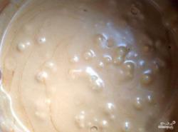 Рецепт - Армянский торт Микадо - Шаг 4 -  Остуженный шоколадный крем на молоке выливаем во взбитую массу из вареной сгущенки со сливочным маслом. Взбиваем хорошенько, ставим в холодильник. Пусть крем немного застынет.