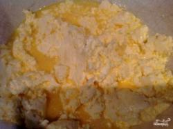 Рецепт - Армянский торт Микадо - Шаг 5 -  Как вы поняли, крем мы сделали и отставили. Теперь беремся за тесто. Опять нам понадобится сливочное масло. Да, армянский торт опасен для фигуры, но в этом также секрет его потрясающего вкуса! Взбиваем размягченное сливочное масло с яйцами.