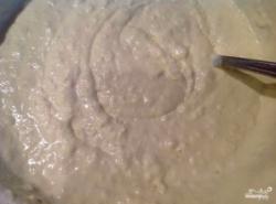 Рецепт - Армянский торт Микадо - Шаг 6 -  Далее выкладываем сметану в емкость для взбивания. Перекладываем туда же взбитые яйца с маслом. Взбиваем. Кладем просеянную муку, взбивая непрерывно на небольшой скорости. Когда смесь начнет густеть, перекладываем тесто на стол.