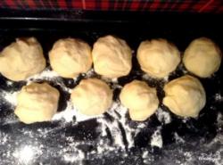 Рецепт - Армянский торт Микадо - Шаг 7 -  Замешиваем гладкое тесто, которое не должно липнуть к рукам. Разделяем шар на несколько небольших комочков. Должно получиться около 10 штук. Скатываем шарики одинакового размера.