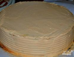 Рецепт - Армянский торт Микадо - Шаг 9 -  Готовые коржи остужаем. Если хотите добиться ровности, тогда лучше сразу подрежьте коржики по кругу, пока они еще мягкие. Остывшие коржи смазываем кремом из холодильника. Я еще решила промазать торт по бокам.