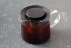 Рецепт - Холодный яблочный чай - Шаг 2 -  Заварите чай, оставьте его остывать до комнатной температуры.