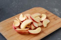 Рецепт - Холодный яблочный чай - Шаг 3 -  Яблоки помойте, удалите сердцевину, нарежьте дольками.