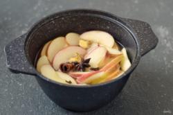 Рецепт - Холодный яблочный чай - Шаг 4 -  Вскипятите 300 мл. воды с сахаром. Добавьте половину ломтиков яблок, палочку корицы, гвоздику, бадьян и сушеный имбирь. Проварите на среднем огне 15-20 минут.