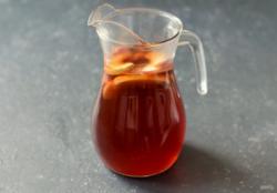 Рецепт - Холодный яблочный чай - Шаг 6 -  Перелейте охлажденный чай в кувшин, добавьте оставшиеся нарезанные яблоки. Влейте сироп, размешайте. Сверху долейте горячую воду. Дайте чаю настояться полчаса. Перед подачей бросьте в кувшин лед.