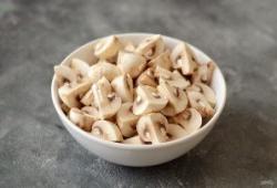 Рецепт - Чашушули с грибами - Шаг 2 -  Грибы помойте, обсушите, разрежьте на 4 части.