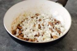 Рецепт - Чашушули с грибами - Шаг 5 -  Когда жидкость из шампиньонов почти выпарится, добавьте репчатый лук. Обжаривайте его до мягкости.