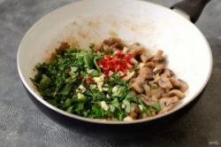 Рецепт - Чашушули с грибами - Шаг 6 -  Затем добавьте чеснок, острый перец и зелень. Обжаривайте все вместе еще 1-2 минуты.