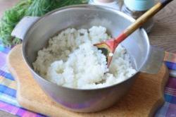 Рецепт - Овощные фрикадельки - Шаг 2 -  Рис промойте и отварите до готовности в течение 15 минут. При варке добавьте соль по вкусу. Готовый рис остудите.