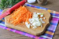 Рецепт - Овощные фрикадельки - Шаг 3 -  Нарежьте кубиками почищенный лук, морковку натрите на терке.