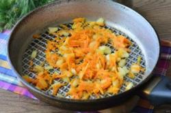 Рецепт - Овощные фрикадельки - Шаг 4 -  Налейте 1 ст. л. масла в сковороду, включите средний огонь. Обжаривайте лук с морковкой пару минут.