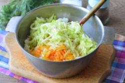 Рецепт - Овощные фрикадельки - Шаг 6 -  Добавьте все овощи к рису, не забудьте поперчить и слегка подсолить. Перемешайте овощной фарш.