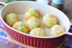 Рецепт - Овощные фрикадельки - Шаг 7 -  Дно формы чуть смажьте маслом. Слепите смоченными в воде руками фрикадельки, выложите их в форму.