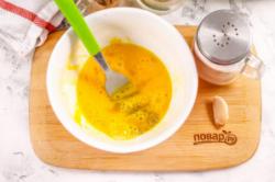 Рецепт - Салат Быстрее некуда - Шаг 2 -  Куриные яйца вбейте в пиалу и посолите, взбейте в течение 1 минуты.