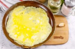 Рецепт - Салат Быстрее некуда - Шаг 3 -  Прогрейте сковороду с растительным маслом и обжарьте на ней яичные блинчики, вливая небольшими частями взбитые яйца на сковороду.