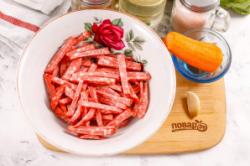 Рецепт - Салат Быстрее некуда - Шаг 4 -  Копченую колбасу нарежьте брусочками и выложите в глубокую емкость.