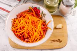 Рецепт - Салат Быстрее некуда - Шаг 5 -  Морковь очистите от кожуры и промойте в воде, натрите на терке для моркови по-корейски прямо в емкость.