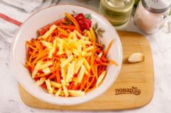 Рецепт - Салат Быстрее некуда - Шаг 6 -  Твердый сыр любого сорта нарежьте как колбасу. Добавьте в емкость.