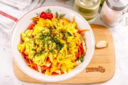 Рецепт - Салат Быстрее некуда - Шаг 8 -  Промойте и измельчите укроп, всыпьте в емкость.