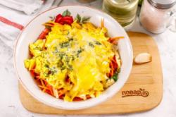 Рецепт - Салат Быстрее некуда - Шаг 9 -  Посолите нарезки и поперчите. Зубчик чеснока очистите, спрессуйте и добавьте в майонез, перемешайте и выложите заправку на нарезки.