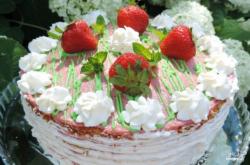 Рецепт - Клубничный торт с заварным кремом - Шаг 13 -  Утром украшаем торт взбитыми сливками, свежей клубникой и глазурью. Приятного аппетита!