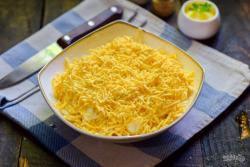 Рецепт - Салат Царский с ананасами - Шаг 10 -  Завершающий слой салата — куриные желтки, натертые на мелкой терке.