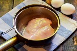 Рецепт - Салат Царский с ананасами - Шаг 2 -  Куриное филе переложите в кастрюлю, залейте водой, варите 25 минут.