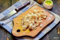 Рецепт - Салат Царский с ананасами - Шаг 4 -  Филе слегка остудите, после курицу нарежьте небольшими полосками.