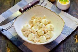 Рецепт - Салат Царский с ананасами - Шаг 5 -  Филе выложите в салатник первым слоем, смажьте немного майонезом.