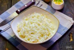 Рецепт - Салат Царский с ананасами - Шаг 7 -  Очищенные яйца разделите на белки и желтки, белки натрите на средней терке и выложите следующим слоем, смажьте майонезом.