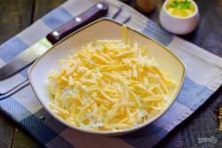 Рецепт - Салат Царский с ананасами - Шаг 8 -  Твердый сыр натрите на средней терке, выложите следующим слоем.