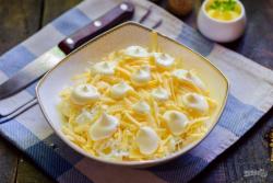 Рецепт - Салат Царский с ананасами - Шаг 9 -  Смажьте слой сыра майонезом.