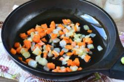 Рецепт - Гречка с грибами по-царски - Шаг 3 -  Разогрейте масло на сковороде, пассеруйте овощи пару минут до мягкости, помешивая.