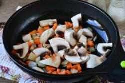 Рецепт - Гречка с грибами по-царски - Шаг 4 -  Грибы промойте, нарежьте средними кусочками, добавьте их в сковороду с овощами.