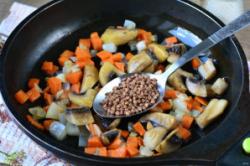 Рецепт - Гречка с грибами по-царски - Шаг 6 -  Всыпьте промытую гречку и следом влейте воду. Добавьте немного соли.