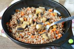 Рецепт - Гречка с грибами по-царски - Шаг 7 -  Тушите гречку по-царски на медленном огне под крышкой 15-20 минут. Гречка должна увеличиться в объеме и стать мягкой. Перемешайте.