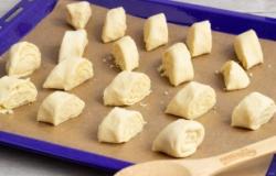 Рецепт - Ереванская гата - Шаг 10 -  Выложите заготовки на противень с пекарской бумагой.