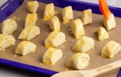 Рецепт - Ереванская гата - Шаг 11 -  Желток смешайте с молоком или сливками и смажьте каждый кусочек. Поставьте выпекаться в заранее разогретую до 180 градусов духовку на 20-25 минут.