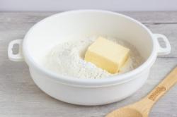 Рецепт - Ереванская гата - Шаг 2 -  Муку для теста просейте в миску, добавьте соль и разрыхлитель. Перемешайте и добавьте холодное сливочное масло.