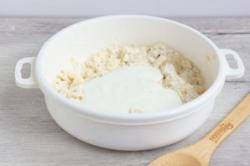 Рецепт - Ереванская гата - Шаг 3 -  Разомните масло с мукой, чтобы получилась крупная крошка. Затем добавьте мацони.