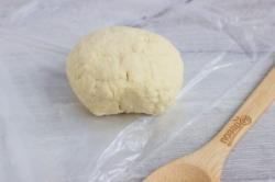 Рецепт - Ереванская гата - Шаг 4 -  Замесите гладкое и эластичное тесто. Можно добавить ещё немного муки при необходимости, но сильно не забивайте. Заверните тесто в пакет и уберите в холодильник на 30 минут.