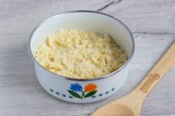 Рецепт - Ереванская гата - Шаг 5 -  Для приготовления начинки смешайте сахар, муку, ванильный сахар и холодное сливочное масло. Разомните всё руками в мелкую крошку как на фото.