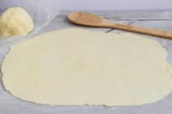 Рецепт - Ереванская гата - Шаг 6 -  По истечении времени разделите тесто на 2 равные части. Одну часть раскатайте в тонкий пласт. Примерно 35х25 см, можно больше.