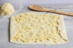 Рецепт - Ереванская гата - Шаг 7 -  Выложите половину начинки на пласт, края теста немного подверните.