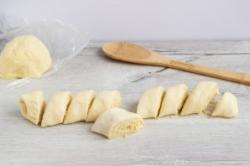 Рецепт - Ереванская гата - Шаг 9 -  Нарежьте рулет порциями по 1,5-2 см диагональными срезами. Повторите эти шаги со второй частью теста.